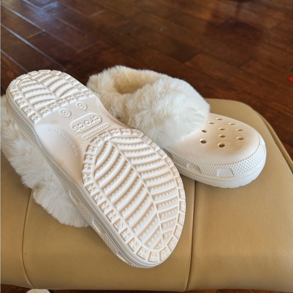 Crocs WhiteCalcite Furever Crush Faux Fur Lined Slip On Unisex Shoes 6 8 New - Picture 2 of 3